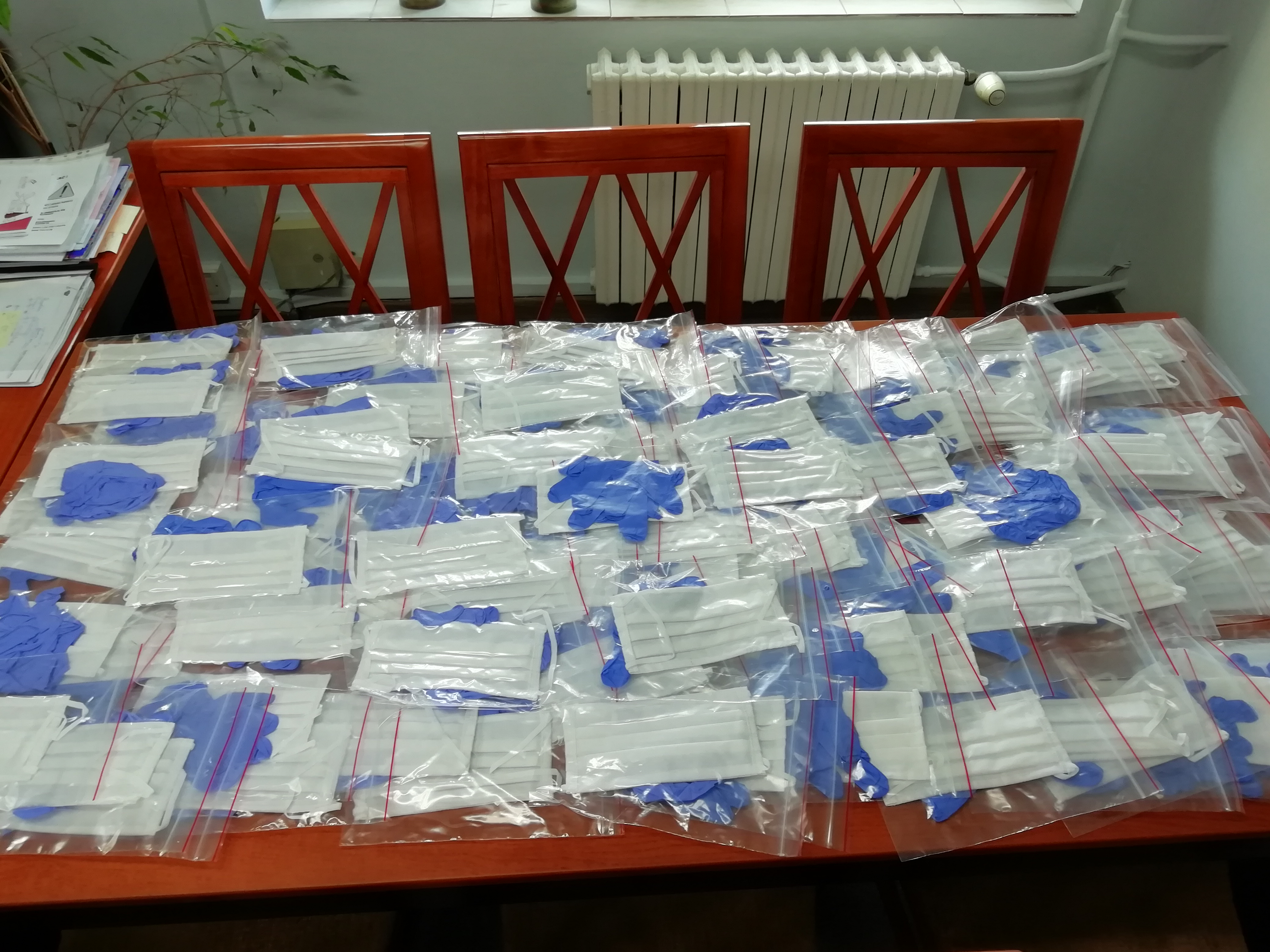 Radni miejscy i powiatowi PIS przekazali MOPSCOS 100 kompletów maseczek z rękawiczkami