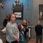 Zwiedzanie wystawy przez dzieci ze Świetlicy środowiskowej Zduńskowolskie Centrum Integracji