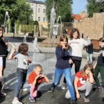 Spotkanie dzieci ze Świetlicy środowiskowej przy fontannie znajdującej się na Skwerze im. Pawła Królikowskiego