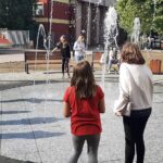 Dzieci ze Świetlicy środowiskowej chłodzą się przy fontannie na Skwerze im. Pawła Królikowskiego