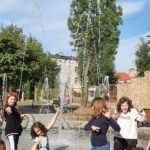 Dzieci ze Świetlicy środowiskowej urządziły „teatr figur” przy fontannie na Skwerze im. Pawła Królikowskiego