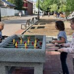 Dzieci ze Świetlicy środowiskowej grają w „piłkarzyki” na Skwerze im. Pawła Królikowskiego