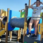 Zabawy dzieci ze Świetlicy środowiskowej na placu zabaw przy zalewie Kępina