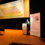 Na mównicy na scenie kinowej: dr Edyta Weigel, Konsorcjum Cogito – Centrum Edukacji