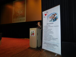 Na mównicy na scenie kinowej: Dyrektor Miejskiego Ośrodka Pomocy Społecznej Centrum Opieki Socjalnej w Zduńskiej Woli - Mirosława Jakubowska