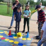 Piknik z Marią Konopnicką –dzieci ze Świetlicy grają w wielkoformatową grę planszową