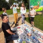 Piknik z Marią Konopnicką – dzieci ze Świetlicy grają w wielkoformatową grę planszową