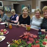 Seniorzy przy jesiennym stole