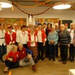 wspólna fotografia seniorów odświętnie ubranych w barwach biało czerwonych