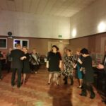 seniorzy tańczą w parach