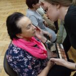 seniorki maja wykonywane makijaże przez uczniów szkoły ZDZ