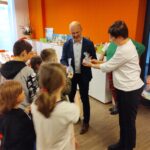 Dyrektor Miejskiego Ośrodka Pomocy Społecznej Centrum Opieki Socjalnej- p. Krzysztof Bejmert wręcza nagrody zwycięzcom konkursu