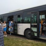 Seniorzy wysiadają z autobusu