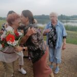 seniorki dziękują liderce klubu wręczając kwiaty