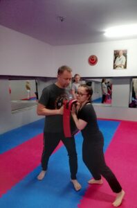 Ewelina Chrzuściel – instruktor karate Kyokushin trenuje z jednym z uczestników zajęć