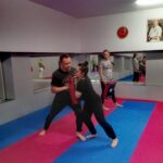 Ewelina Chrzuściel – instruktor karate Kyokushin trenuje z jednym z uczestników zajęć