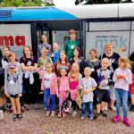 Dzieci ze Świetlicy środowiskowej z kierowca autobusu MPK