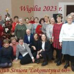 Wspólne zdjęcie Klubu Seniora „Lokomotywa 60+” z zaproszonymi gośćmi oraz opiekunami klubu