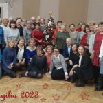 Wspólne zdjęcie Klubu Seniora „Lokomotywa 60+” z zaproszonymi gośćmi oraz opiekunami klubu