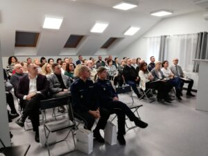 Uczestnicy konferencji patrzą na prezentację