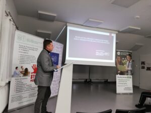 Pan Piotr Bogacki prezentuje uczestnikom przygotowany temat