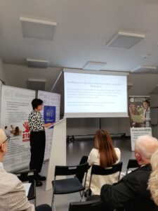 Pani Bożena Waluda prezentuje uczestnikom przygotowany temat