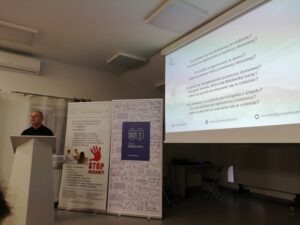 Pan Sławomir Adamczewski prezentuje uczestnikom przygotowany temat