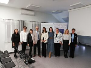 Grupa organizatorów stoi przy roll-upach