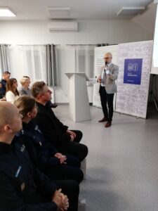 Pan Krzysztof Bejmert Dyrektor MOPSCOS w Zduńskiej Woli wita gości, prelegentów i uczestników konferencji