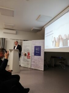 Pan Mateusz Korzeniowski prezentuje uczestnikom przygotowany temat