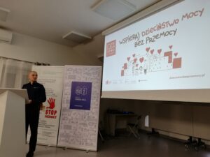 Pan Marcin Dubiak prezentuje uczestnikom przygotowany temat