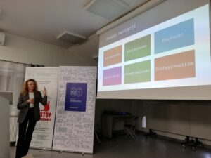 Pani Monika Wojtczak prezentuje uczestnikom przygotowany temat