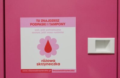 Różowa skrzyneczka w MOPS