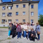 Wspólne zdjęcie seniorów z dyrektor Muzeum Historii Miasta Zduńska Wola panem Tomaszem Polkowskim