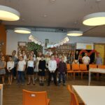 Dzieci odgrywające rolę w przedstawieniu