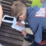 Chłopiec rozwiązuje labirynt