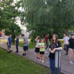 Dzieci stoją na dworze, czekają na swoją kolej