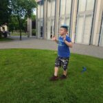 Chłopiec spaceruje z książką na głowie