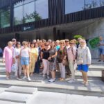Grupowe zdjęcie z Seniorami Klubów: „Lokomotywa 60+”, „Uśmiech Seniora” na wspólnej wycieczce do Orientarium ZOO w Łodzi