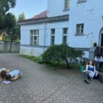 Dzieci wykonują zagadki