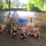 Dzieci siedzą, na stretchu widać namalowane potworki