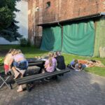 Dzieci wykonują zagadki