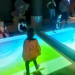 Dzieci bawią się przed seansem w Planetarium