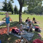 Dzieci Siedzą Na Kocykach, Jedzą Posiłek, Odpoczywaja