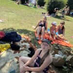 Dzieci Siedzą Na Kocykach, Odpoczywają