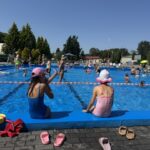 Dzieci Siedzą Na Murku, Moczą Nogi W Basenie