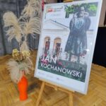Plakat ukazujący Narodowe Czytanie zorganizowane przez Miejską Bibliotekę Publiczną im. Jerzego Szaniawskiego w Zduńskiej Woli Filia nr 2 (oś. Karsznice) polski poeta Jan Kochanowski
