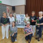 Osoby biorące czynny udział w ogólnopolskim dniu głośnego czytania Seniorki klubu „Lokomotywa 60 +”, pracownika Miejskiej Biblioteki Publicznej im. Jerzego Szaniawskiego w Zduńskiej Woli Filia nr 2 (oś. Karsznice) Barbara Grobelna oraz opiekun klubu Anna Luzińska