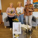 Podziękowania i wręczenie kwiatów uczestnikom Klubu Seniora za głośne Narodowe Czytanie