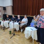 Powitanie uczestników spotkania przez panią Barbarę Grobelna pracownika Miejskiej Biblioteki Publicznej im. Jerzego Szaniawskiego